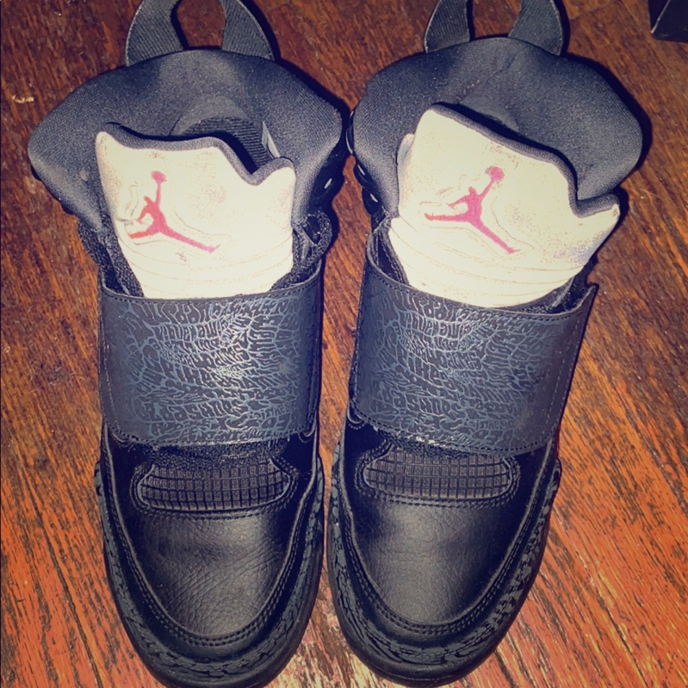 UNISEX JORDAN’S, SIZE 7Y BLACK/NEON PINK